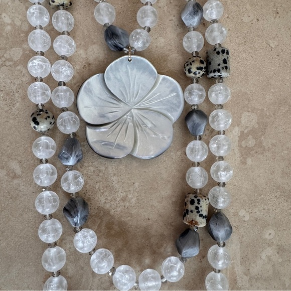 Shell Flower Three Strand Beaded Necklace - Picture 9 of 10
